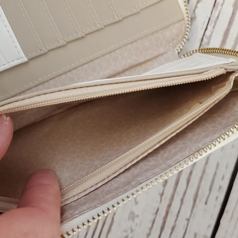 Time and Tru women's recycled materials wallet white